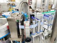 Machine d'étiquetage d'autocollant de bouteille de colle thermofusible de type linéaire automatique à grande vitesse