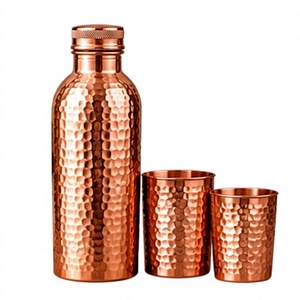 Botella de agua moderna de cobre martillado con tapa y dos tazas, juego de bebidas ayurvédicas de estilo vintage - Product Image 1