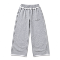 Pantalon de survêtement unisexe gris personnalisé, coupe large, style streetwear, avec taille à volants, ourlet brut et broderie