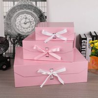 Boîtes cadeaux pliables de luxe en matériaux recyclés roses avec fermeture magnétique et doublure en éponge pour emballage de cadeaux rectangulaires