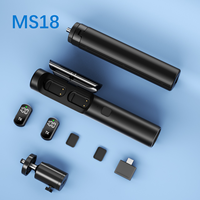 Microfono Lavalier Wireless 2.4G Mini con Asta Selfie e Treppiede, Riduzione del Rumore AI, Trasmissione Stabile per Creatori di Contenuti