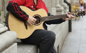 Offre spéciale : Guitare acoustique de 41 pouces, entièrement en bois massif, avec une table en épicéa de qualité supérieure et un dos et des éclisses en acajou, offrant un son exceptionnel. - Product Image 3