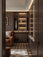 Dressing sur mesure en bois foncé de luxe, armoire italienne moderne avec éclairage LED, système de rangement sur mesure pour toute la maison