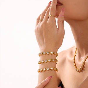 Collier et bracelet de luxe en acier inoxydable plaqué or 18 carats PVD avec zircone brillante en forme de cœur - Product Image 3