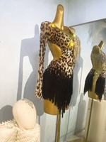 Robe de danse latine à imprimé léopard avec franges, une manche longue, strass et pompons, pour compétition et spectacle de danse de salon