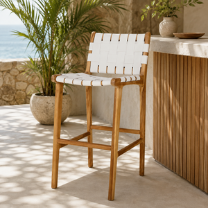 Elegante silla de teca hecha de madera de calidad que aporta calidez, durabilidad y un carácter refinado a espacios interiores y exteriores. - Product Image 1