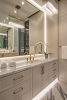 Meuble-lavabo de salle de bain blanc personnalisé style Shaker avec quincaillerie dorée, double vasque et plan de travail en quartz pour usage résidentiel