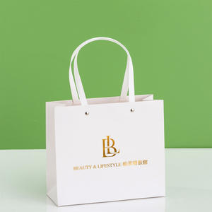 Sacs fourre-tout personnalisés de haute qualité et à faible coût pour salons de beauté sacs en papier cosmétiques imprimés personnalisés de couleur blanche du Vietnam - Product Image 2