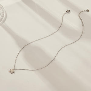 Collar de gargantillas con abalorio de trébol de cuatro hojas chapado en oro de 18 quilates de acero inoxidable con incrustaciones CNC de circonitas delicadas de alta calidad para mujer - Product Image 5