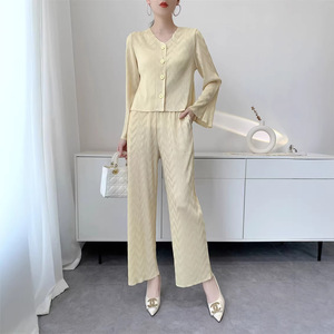 Completo Casual da Donna con Pantaloni a Pieghe, Collezione Primavera/Autunno 2026, Elegante, Effetto Ringiovanente, Vestibilità Ampia, Pantaloni Lunghi a Gamba Larga, Set Due Pezzi, Stile Unico - Product Image 3