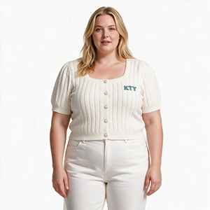 Cardigan en tricot torsadé grande taille personnalisé OEM ODM <span class=keywords><strong>pour</strong></span> femme, col carré, manches courtes bouffantes, <span class=keywords><strong>boutons</strong></span> perlés, avec <span class=keywords><strong>patch</strong></span> lettre - Product Image 1