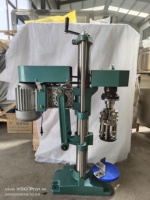 Capsuleuse semi-automatique de haute précision pour bouchons à vis en aluminium (type ROPP) – 500 bouteilles/heure – Machine de capsulage pour bouteilles en plastique et en verre