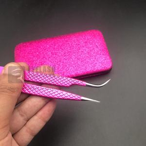 Pinzas para pestañas de acero inoxidable de alta calidad rosa fuerte, extensión de volumen de punta de fibra con logotipo personalizado, diseño japonés sostenible - Product Image 5