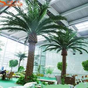 Las grandes palmeras artificiales al aire libre de China decoran hoteles, fiestas, espacios al aire libre