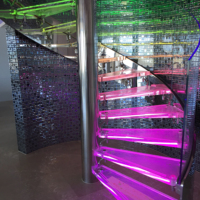 Escalier en colimaçon préfabriqué en acier et bois de haute qualité avec éclairage LED et garde-corps en verre trempé pour usage intérieur