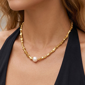 Collier de perles d'imitation irrégulières, bijoux élégants faits à la main pour femmes - Product Image 1