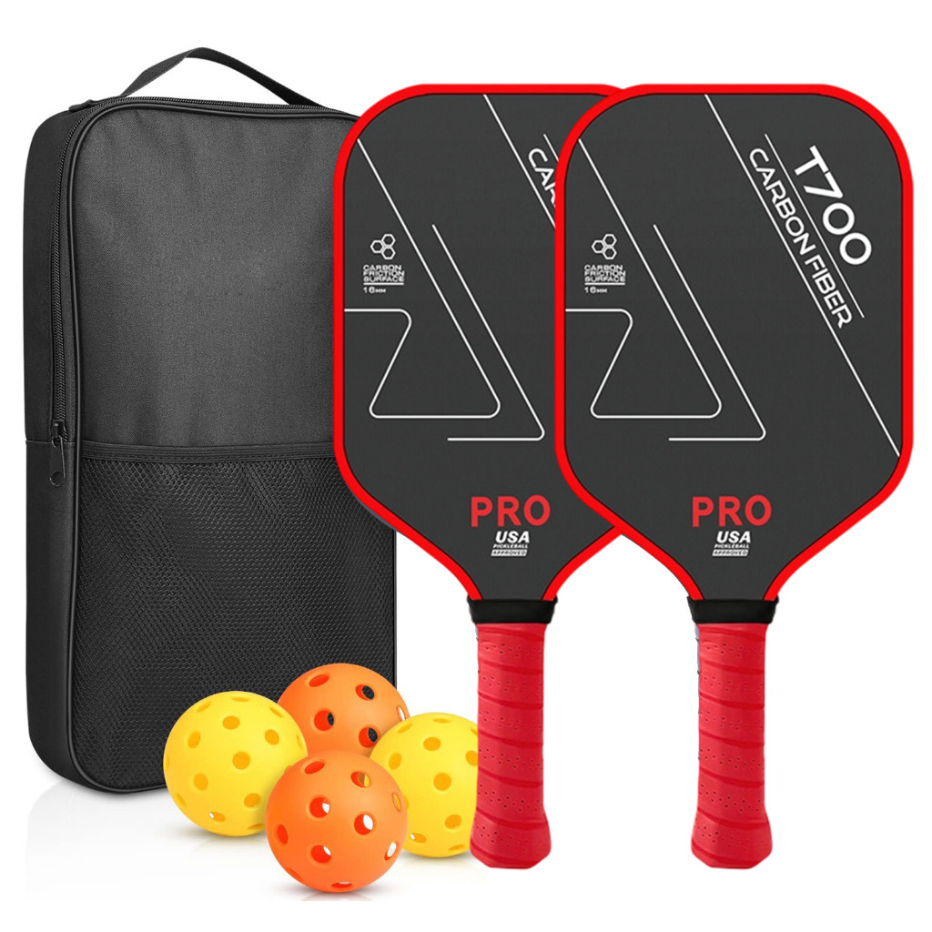 ชุดสีแดงประกอบด้วยไม้แร็กเก็ต 2 อัน ลูกบอล 4 ลูก และกระเป๋า