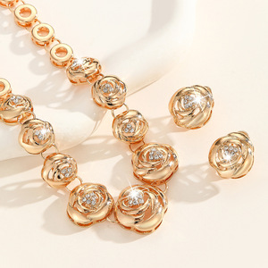 Ensemble collier et boucles d'oreilles en alliage de zinc doré incrusté de strass blancs, motif fleur de rose, bijoux pour femmes, tendance européenne et américaine - Product Image 4