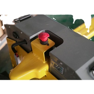 Chariot élévateur à palettes jaune avec bouton d'arrêt d'urgence rouge et panneau de commande noir - Product Image 1