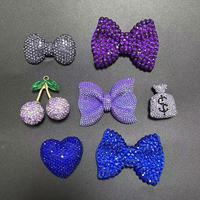Accessoires de décoration de luxe pour coques de téléphone et étuis pour iPad, ornés de strass, avec motifs sac à monnaie, nœud, signe dollar, cœur, lèvre, cerise, papillon, et autres breloques artisanales