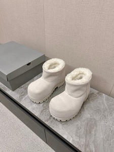 Botas de nieve impermeables y cálidas para parejas, de diseño de lujo y personalizadas, con suela gruesa hecha de cuero genuino. - Product Image 6