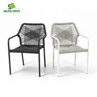 Chaise de salle à manger d'extérieur empilable moderne avec structure en aluminium et fauteuil en rotin PE pour jardin, hôtel, café, restaurant