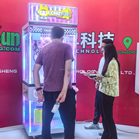 Machine à griffes d'arcade d'intérieur, à monnayeur, pour attraper les jouets, avec éclairage LED coloré et roues mobiles