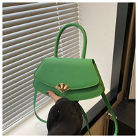 Sac à bandoulière croisé pour femme, nouveau design de niche, forme éventail, fermeture à rabat, doublure polyester, frais, élégant et polyvalent