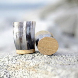 Tasse à bière artisanale en corne de vache - Réutilisable, légère, écologique, design rétro, compatible lave-vaisselle, idéale pour le camping - Product Image 1