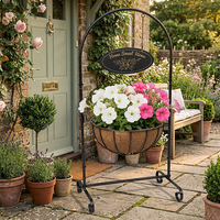 Support de pot de fleurs en métal Oniya avec panier en coco et panneau The Garden Patch, support de pot de fleurs autoportant pour jardin extérieur