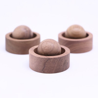 Vente en gros de boule ronde de 5*3.5cm en bois parfumé monté sur voiture diffuseur d'ornement d'aromathérapie en noyer noir horizontal simple circulaire