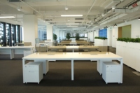 Bureau de travail durable pour le bureau, moderne, en MFC, pour 2, 4, 6 ou 8 personnes, plan ouvert, avec tiroirs de rangement
