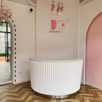 Bureau de réception d'hôtel moderne en bois sur mesure pour clinique, avec logo blanc, design commercial