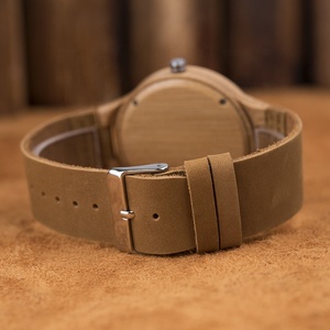 Montre en bois à quartz vintage 2026 OEM pour homme, bracelet en cuir, boîtier en bambou naturel fait main avec cadran à aiguilles et logo personnalisé - Product Image 5