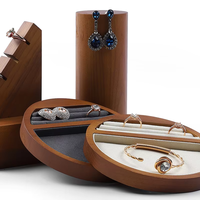DIGU S034 Présentoir à bagues et bracelets en bois rainuré, support de rangement rond fait main pour bijoux, idéal pour les magasins de détail