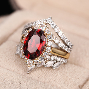 Set di Tre Anelli Impilabili con Corona Gotica e Gemma Rossa per Donne, Gioielli di Moda Principesca - Product Image 6
