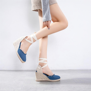 Sandales compensées femme bleues en jean à bout fermé, avec liseré effiloché, lacets à nouer autour de la cheville et plateforme tressée, chaussures d'été - Product Image 2