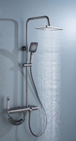 Robinet de salle de bain monocommande au design moderne avec bouton piano, finition chrome poli, pommeau de douche pluie et barre coulissante pressurisée