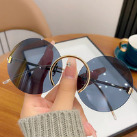 Lunettes de soleil rétro Protection UV Effet amincissant Monture large inspirée des célébrités d'Internet Modèle en alliage et pierre naturelle LXQ3529