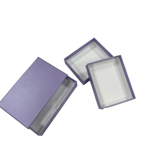 Cajas de Regalo Rígidas Personalizadas en Morado con Diseño Extraíble, Recubrimiento UV, Grabado en Relieve y Laminado Mate para Empaque de <span class=keywords><strong>Calcetines</strong></span> y Pieles - Product Image 1