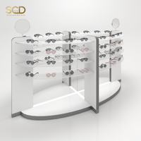 Kiosque d'exposition de lunettes personnalisé double face avec étagères incurvées en acrylique, base LED et miroir d'essayage pour boutique d'optique