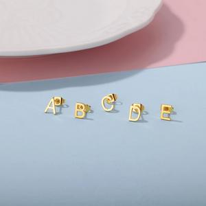Nuovi Orecchini a Perno con Iniziale Alfabetica Placcati in Oro 18K, Mini Minimalisti <span class=keywords><strong>e</strong></span> Alla Moda per Donne <span class=keywords><strong>e</strong></span> Ragazze - Product Image 5