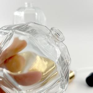 ขวดน้ำหอมแก้วแบบจีบขนาด50มล. พร้อมฝามงกุฎสีทองสีขาวสีดำ - Product Image 6