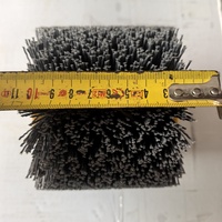 Brosse abrasive en carbure de silicium en forme d'engrenage avec trou central, utilisée pour le débavurage et la finition des bords métalliques des quincailleries.