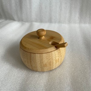Tarro de sal de bambú con tapa de color madera natural con orificio para almacenamiento de condimentos sólidos - Product Image 1