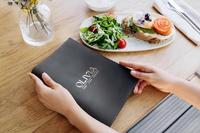 Porte-menu en similicuir noir personnalisé avec logo gravé et doublure intérieure en PVC pour restaurant, café, bar
