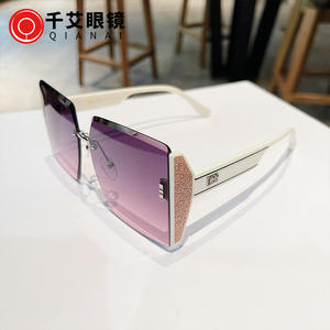 H3-7934 แว่นกันแดดทรงสี่เหลี่ยมไร้กรอบ UV400 กรอบโลหะเลนส์พีซีผู้หญิงแฟชั่นแว่นกันแดดประเภท 3 สีเขียว - Product Image 4