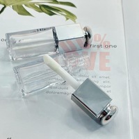 Flacon vide carré personnalisé en usine, moulé par injection-soufflage en plastique, avec corps de flacon cintré, haut de gamme, à bec incliné, pour brillant à lèvres