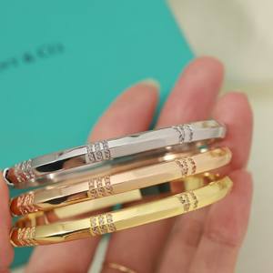 Pulsera Tiffa, Diseño Diosa, Encarna una Elegancia Exquisita y una Confianza Discreta, Incrustada con Circonitas de Corte Brillante - Product Image 1