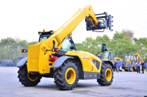 Manipulador Telescópico de 3 Toneladas XC6-3006K de Marca China de Primera Calidad con Cabina Cerrada para Proyectos de Construcción y Trabajos Logísticos - Product Image 2